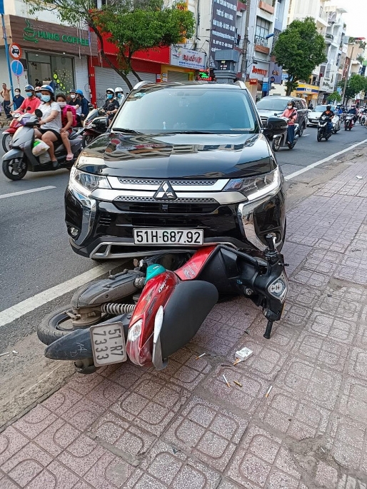 Kẻ cướp bị Trung tá Lê Hoàng Việt Lâm lao xe vào khống chế và bắt giữ. 