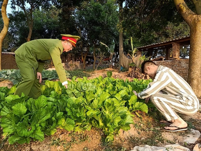 Phạm nhân Mẫn Tâm Anh bảo rằng ngoài thời gian lao động sẽ đọc sách để không bị tụt hậu so với thế giới bên ngoài