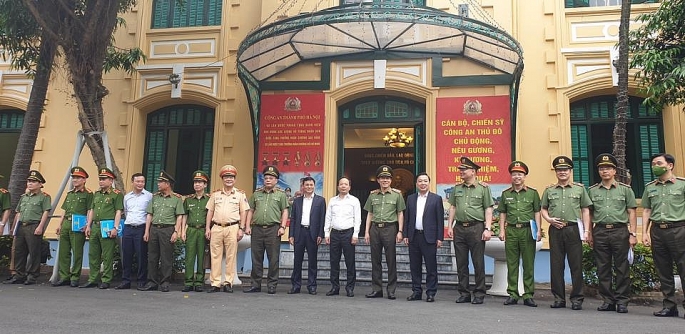 Các đồng chí: Thượng tướng Lương Tam Quang, Ủy viên Ban chấp hành Trung ương Đảng, Thứ trưởng Bộ Công an, Truởng Tiểu ban An ninh SEA Games 31; Nguyễn Duy Lâm, Thứ trưởng Bộ Giao thông vận tải, Trưởng Tiểu ban Giao thông SEA Games 31; Nguyễn Hồng Minh, Phó Tổng cục trưởng Tổng cục TDTT, Bộ Văn hóa, Thể thao và Du lịch; Trưởng Tiểu ban Hậu cần và Dịch vụ công cộng, Phó Trưởng Tiểu ban Giao thông dự lễ phát động.