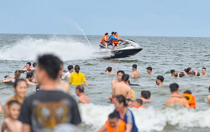 Các bãi biển Thanh Hóa hút khách du lịch về nghỉ lễ