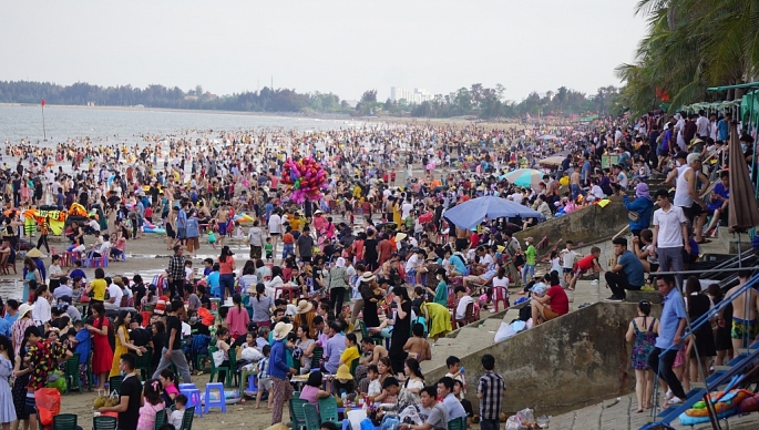 Bãi biển cũng ken kín người