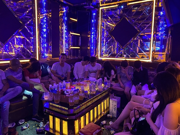 Hàng chục nam, nữ vào quán karaoke mở 