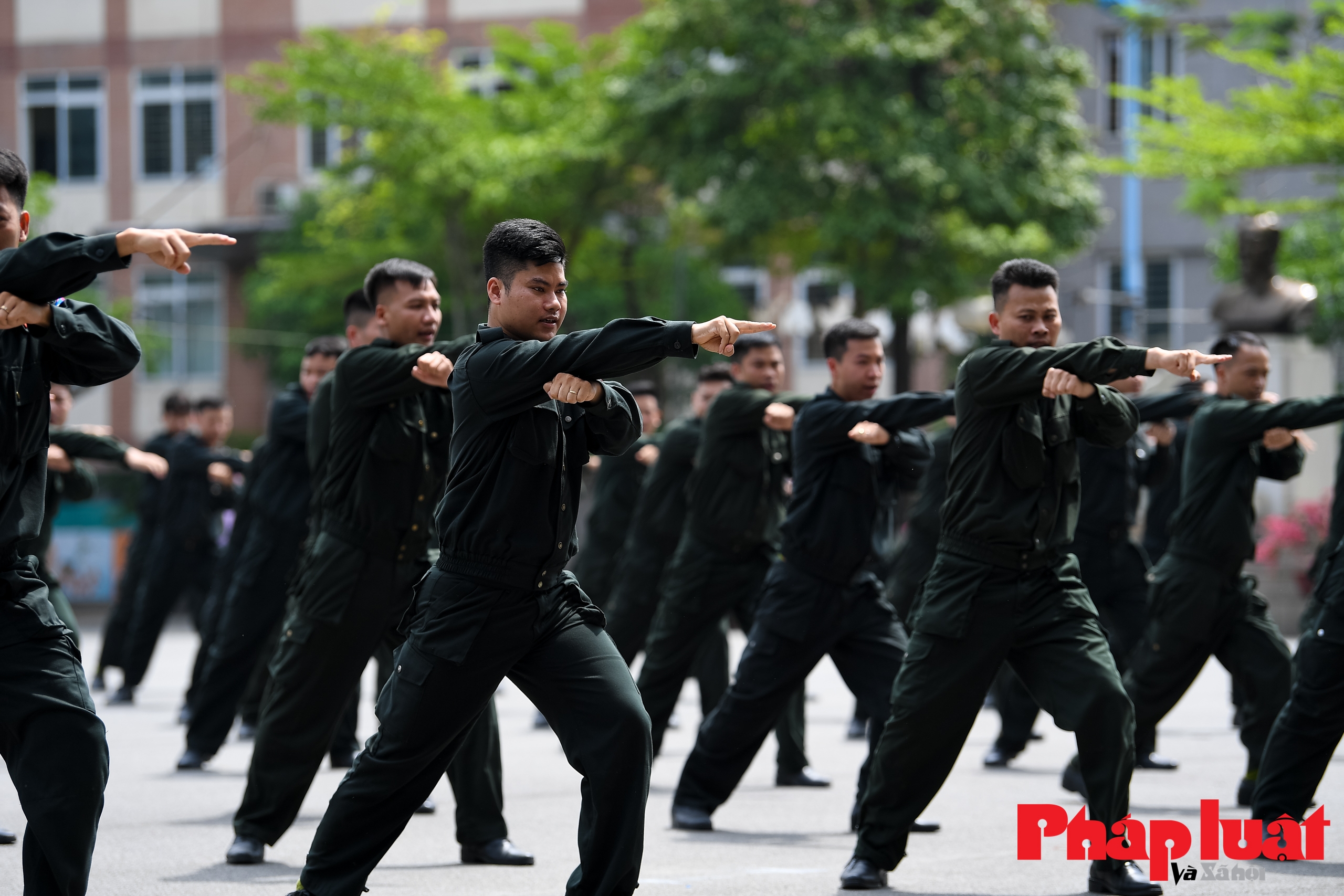 Mãn nhãn xem Cảnh sát đặc nhiệm nổ súng, đột nhập nhà cao tầng trấn áp tội phạm