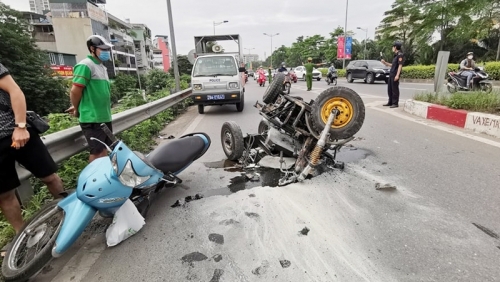 Xe ba bánh tự chế va chạm với xe máy rồi bốc cháy trên đường Vành đai 2