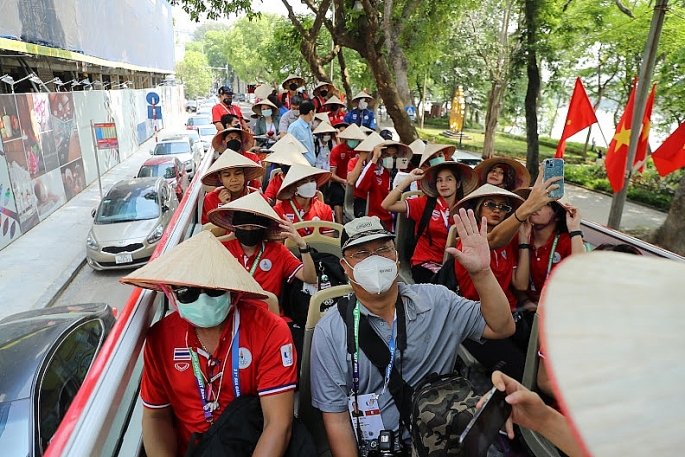 VĐV Thái Lan hào hứng trải nghiệm dạo phố Hà Nội bằng xe buýt 2 tầng