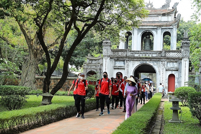 VĐV Thái Lan hào hứng trải nghiệm dạo phố Hà Nội bằng xe buýt 2 tầng