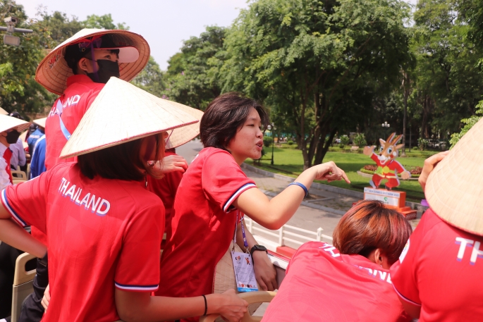 VĐV Thái Lan hào hứng trải nghiệm dạo phố Hà Nội bằng xe buýt 2 tầng