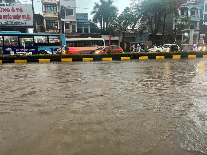 Mưa lớn, nhiều tuyến đường và khu dân cư ngập nặng