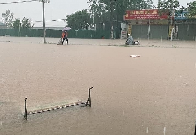 Mưa lớn, nhiều tuyến đường và khu dân cư ngập nặng