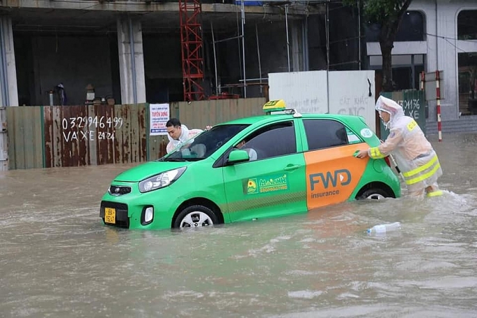 Vĩnh Phúc: Nhiều chiến sĩ công an dầm mưa hỗ trợ người dân vượt qua ngập lụt