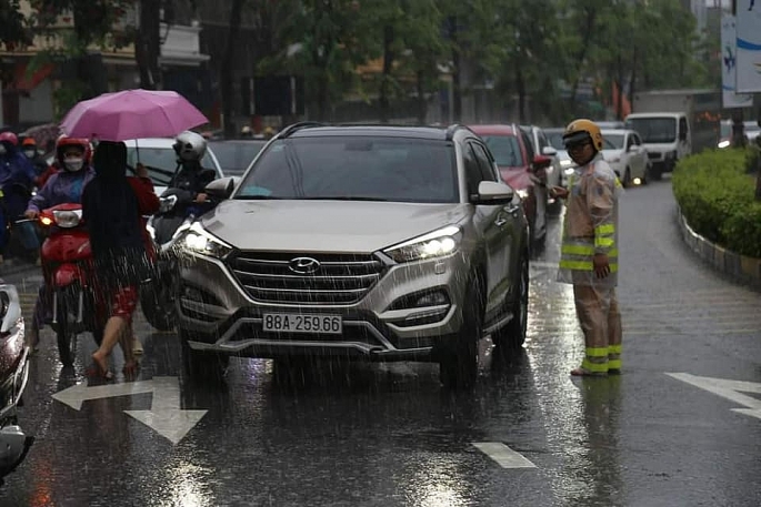 Vĩnh Phúc: Nhiều chiến sĩ công an dầm mưa hỗ trợ người dân vượt qua ngập lụt