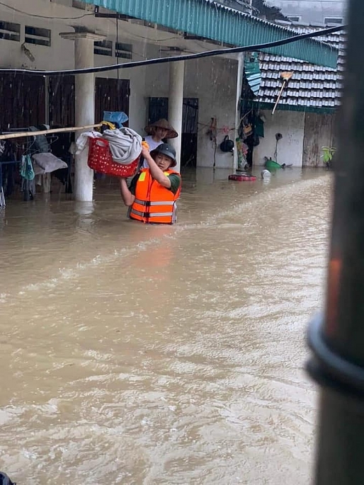 Vĩnh Phúc: Nhiều chiến sĩ công an dầm mưa hỗ trợ người dân vượt qua ngập lụt