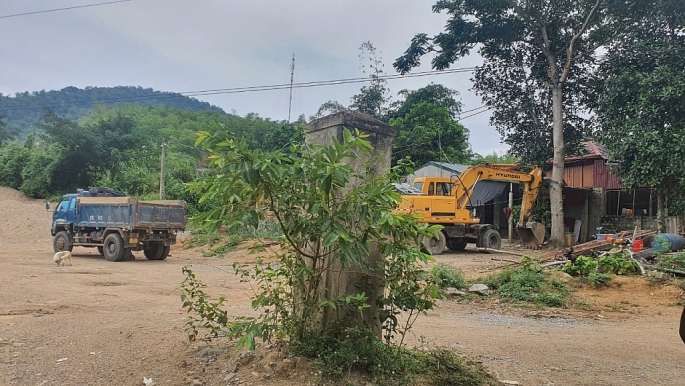 Tại bãi tập kết cát gần động Năng Non vẫn có các phương tiện sẵn sàng phục vụ vận chuyển cát