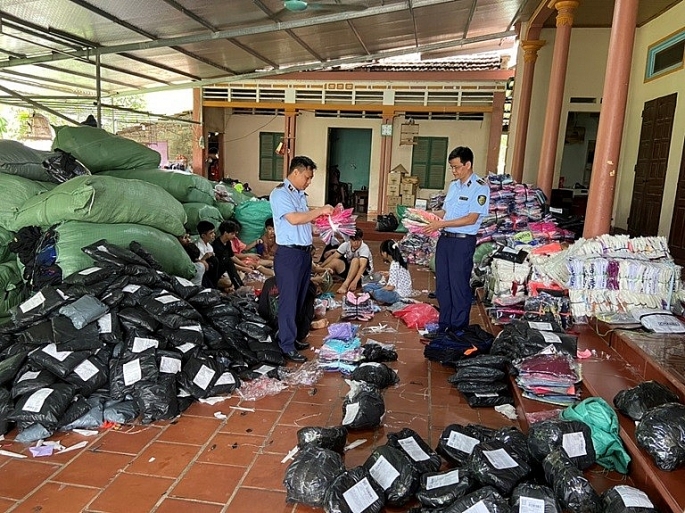 Vĩnh Phúc: Phát hiện, tạm giữ 12.000 sản phẩm hàng hóa có dấu hiệu giả mạo các thương hiệu nổi tiếng