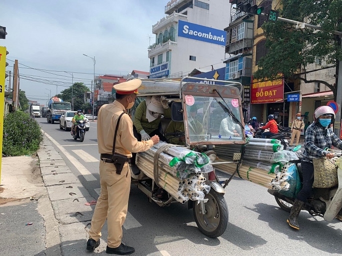 Tăng cường kiểm tra, xử lý xe 3 bánh chở hàng hóa cồng kềnh