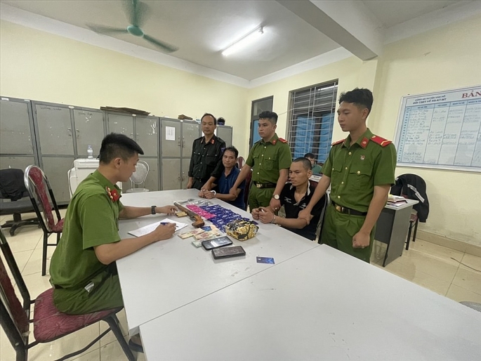 Hai đối tượng cùng tang vật tại cơ quan Công an.