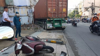 Xe container tông hàng loạt dải phân cách rồi lao vào tiệm vàng