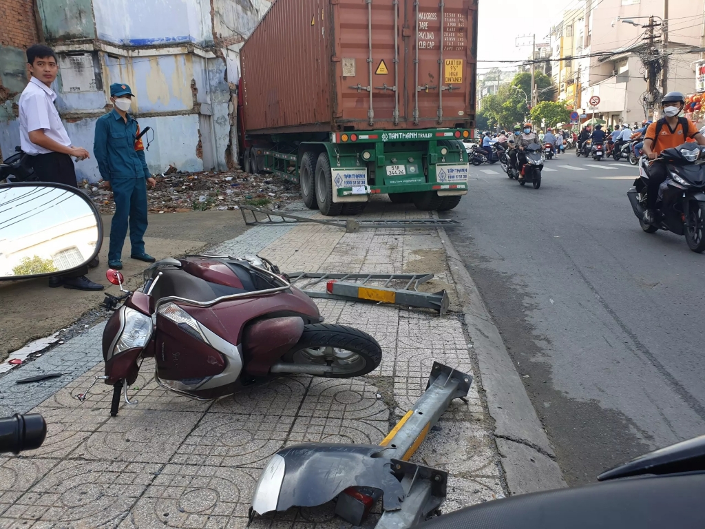 Xe container tông hàng loạt dải phân cách rồi lao vào tiệm vàng