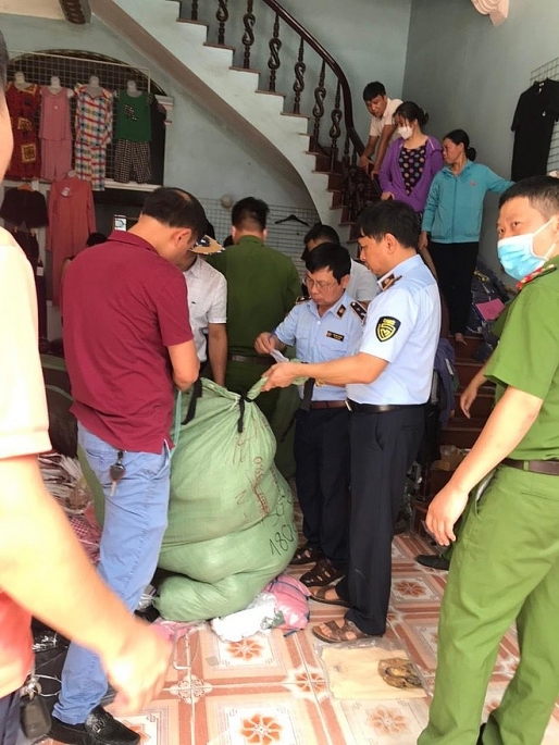 Đoàn công tác liên ngành đang kiểm tra số hàng hóa nghi giả mạo nhãn hiệu nổi tiếng.