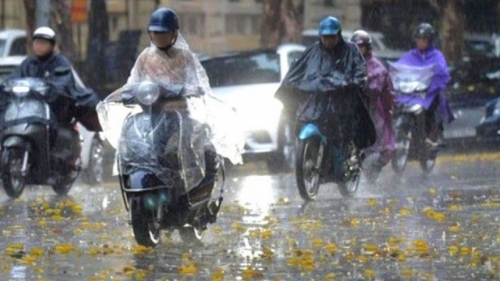 Thanh niên chấn thương sọ não vì áo mưa cuốn vào bánh xe