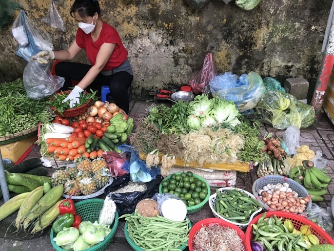 Theo chia sẻ chị Thu, một tiểu thương tại chợ Thanh Xuân Bắc, do giá xăng tăng nên cước vận chuyển cũng tăng, do đó các tiểu thương như chị Thu phải nhập hàng với giấ cao…bán ra cho khách cũng phải tăng giá.