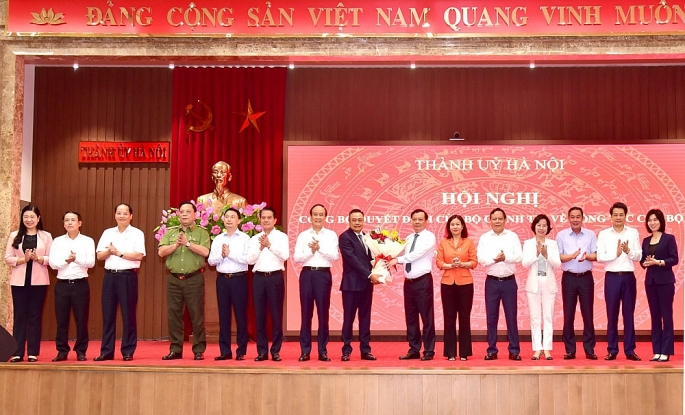 Các đồng chí Thường trực Thành ủy, Ban Thường vụ Thành ủy Hà Nội tặng hoa chúc mừng đồng chí Trần Sỹ Thanh.