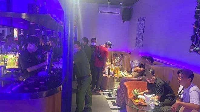 Phát hiện 900 quả “bóng cười” khi đột kích bar Dubai Cocktail Lounge và Beer Clup BeeGin