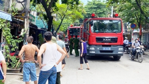 Cháy nhà 4 tầng lúc giữa trưa, 2 cháu bé may mắn thoát nạn