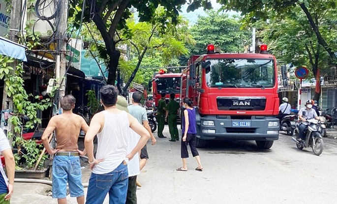 Lực lượng chức năng có mặt khống chế đám cháy.