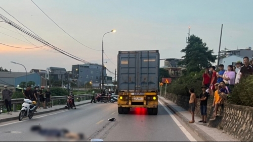 Xe máy va chạm 2 xe ô tô trên đê Nguyễn Khoái, 2 thanh niên tử vong