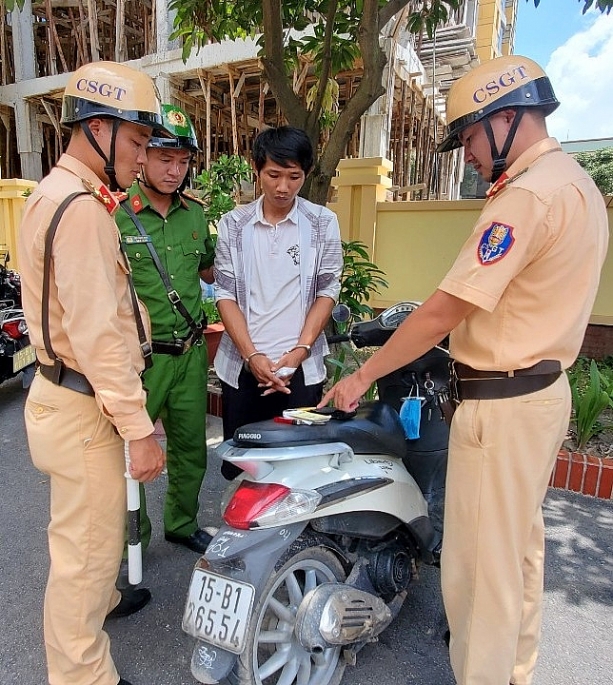  Tổ công tác Đội CSGT-TT CAQ Hồng Bàng bàn giao đối tượng Bùi Văn Duy cho CAP Quán Toan giải quyết