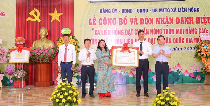 Lãnh đạo huyện Đan Phượng trao Bằng công nhận xã đạt chuẩn nông thôn mới nâng cao cho Đảng ủy, chính quyền và Nhân dân xã Liên Hồng.