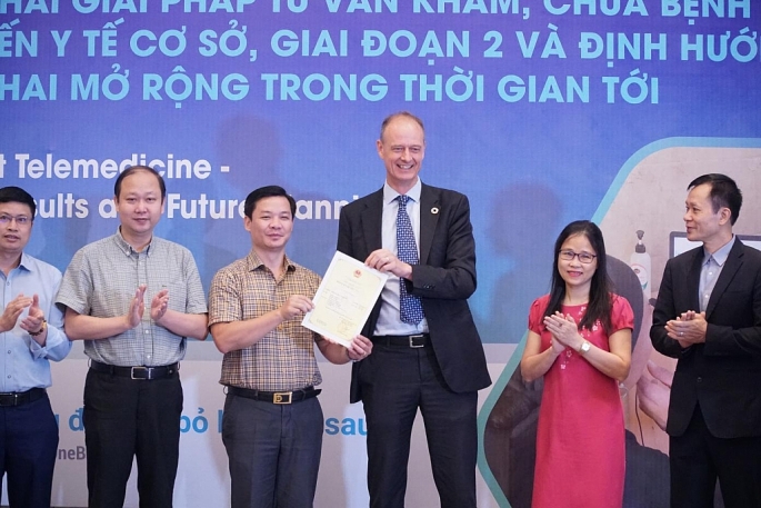 Ông Patrick Haverman - Phó Đại diện thường trú UNDP bàn giao Giấy chứng nhận sản phẩm “Bác sĩ cho mọi nhà” cho Bộ Y tế