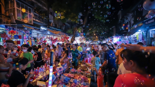 Phố Hàng Mã đông ngẹt người đi chơi ngày đầu nghỉ lễ 2/9