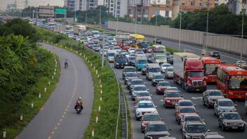 Người dân rục rịch trở lại Hà Nội, lối ra cao tốc, lối vào thành phố ùn tắc trong chiều 3/9