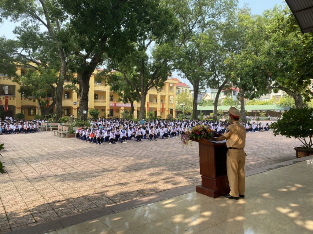 Tăng cường PBGDPL về an toàn giao thông cho học sinh Hà Nội dịp năm học mới