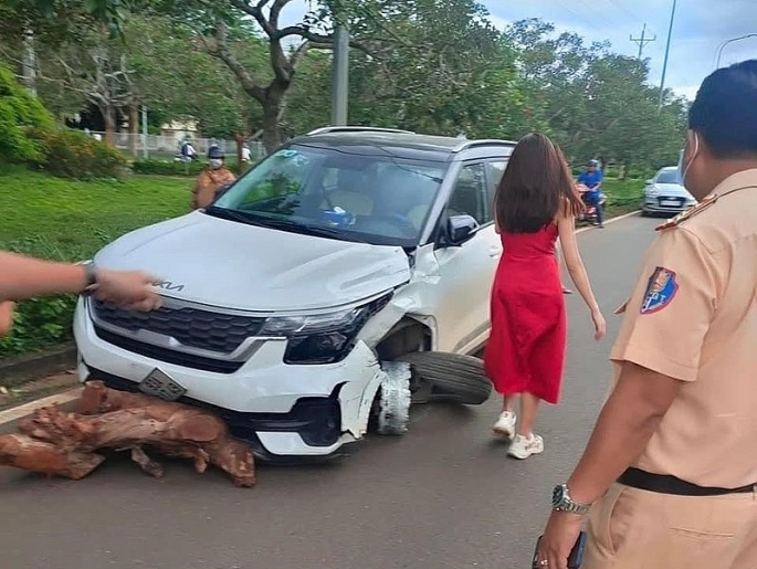 Nữ tài xế áo đỏ (bìa phải) lái ô tô tháo chạy sau va chạm trên đường.