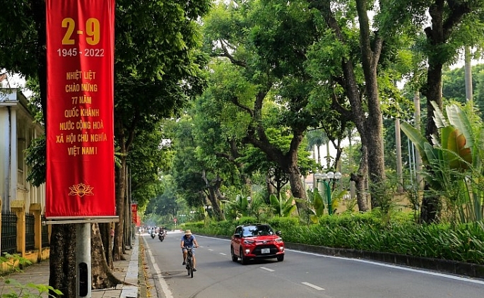 Thời tiết Thủ đô Hà Nội có mây, có mưa rào vài nơi, ngày nắng gián đoạn. 