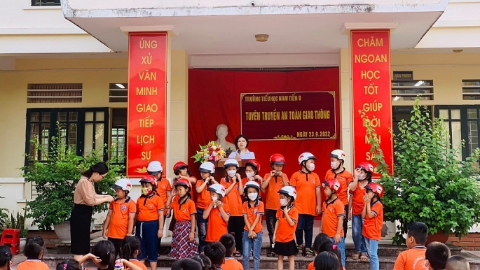 Tham gia buổi tuyên truyền có 217 em học sinh, các em học sinh được nghe hướng dẫn, thực hành cách đội mũ bảo hiểm đúng cách an toàn.