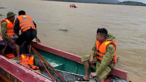 Lật thuyền đánh cá, một người bị nước cuốn mất tích