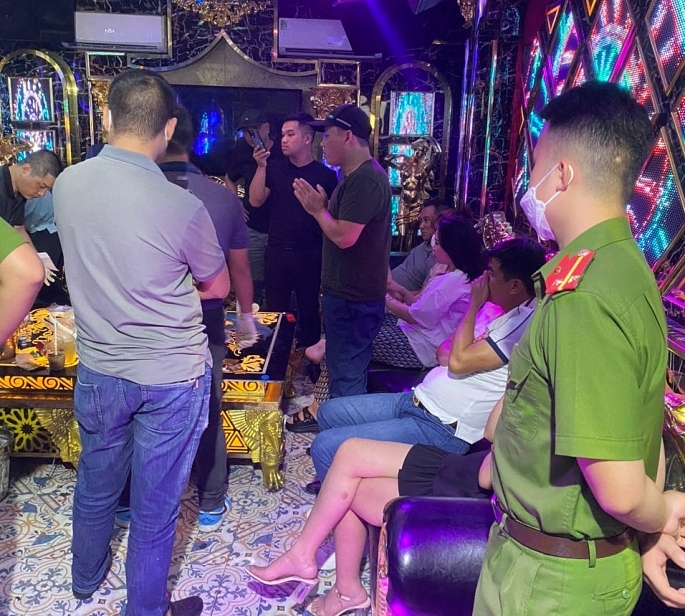 Cơ quan công an kiểm tra quán Karaoke “GOLD”.