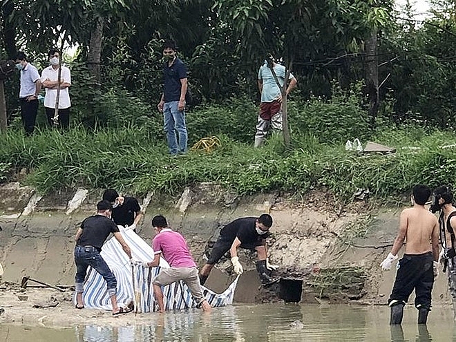 Lực lượng chức năng tìm kiếm phần thi thể nạn nhân tại hiện trường