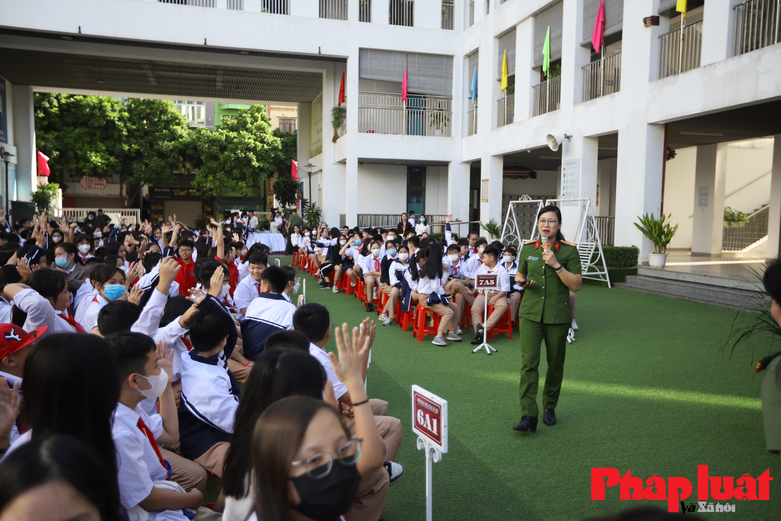 Học sinh Hà Nội hào hứng tìm hiểu kiến thức pháp luật nhân Ngày Pháp luật Việt Nam