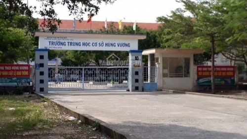 Nữ sinh lớp 9 tử vong vì bị kính cửa lớp học cứa vào cổ