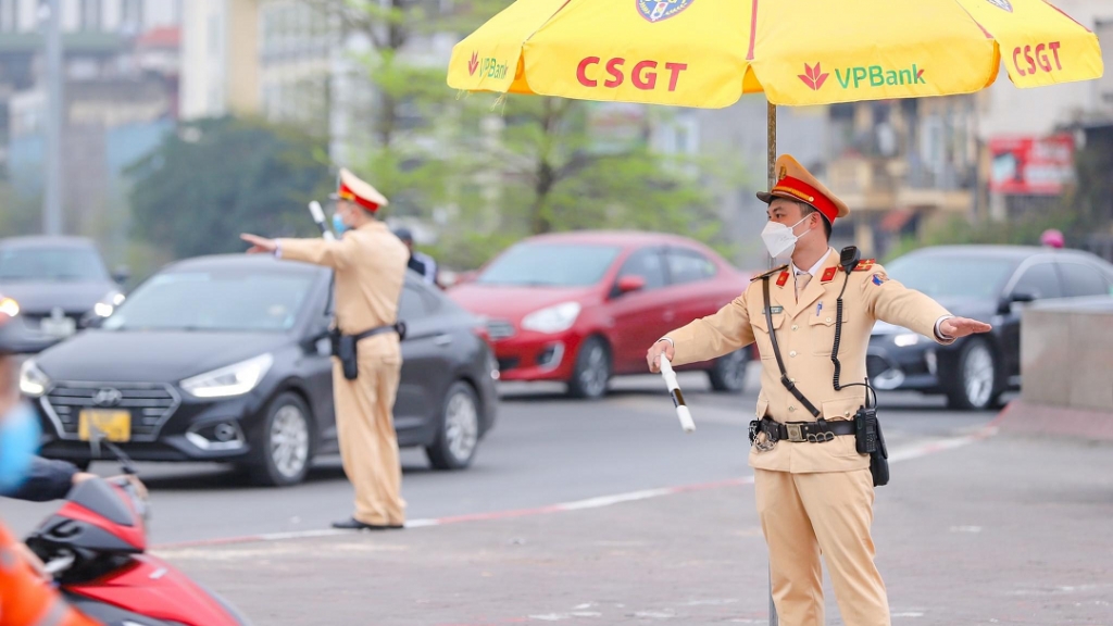 Tăng cường các giải pháp giải quyết ùn tắc giao thông khu vực Hà Nội và TP HCM