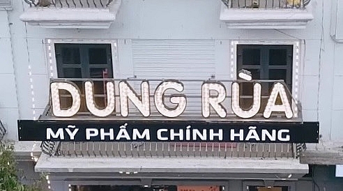 Treo biển bán hàng chính hãng nhưng chủ cơ sở này đã nhập nhiều hàng lậu