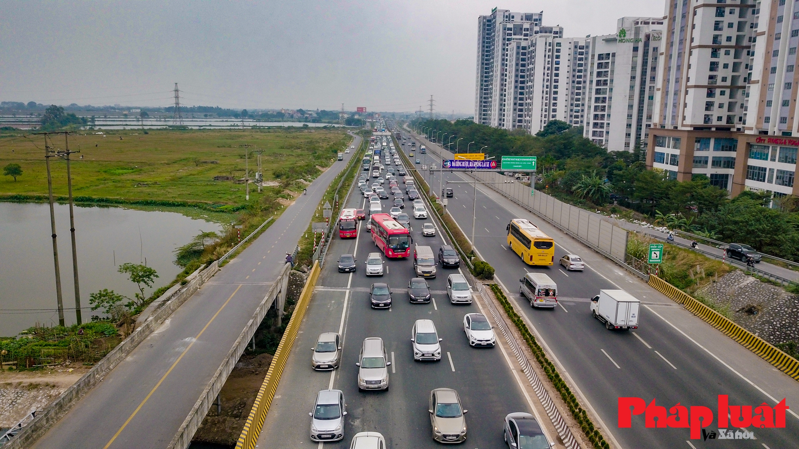 Hà Nội: Ùn tắc kéo dài, xe trả khách ngay trên cao tốc ngày cuối nghỉ Tết Dương lịch 2023