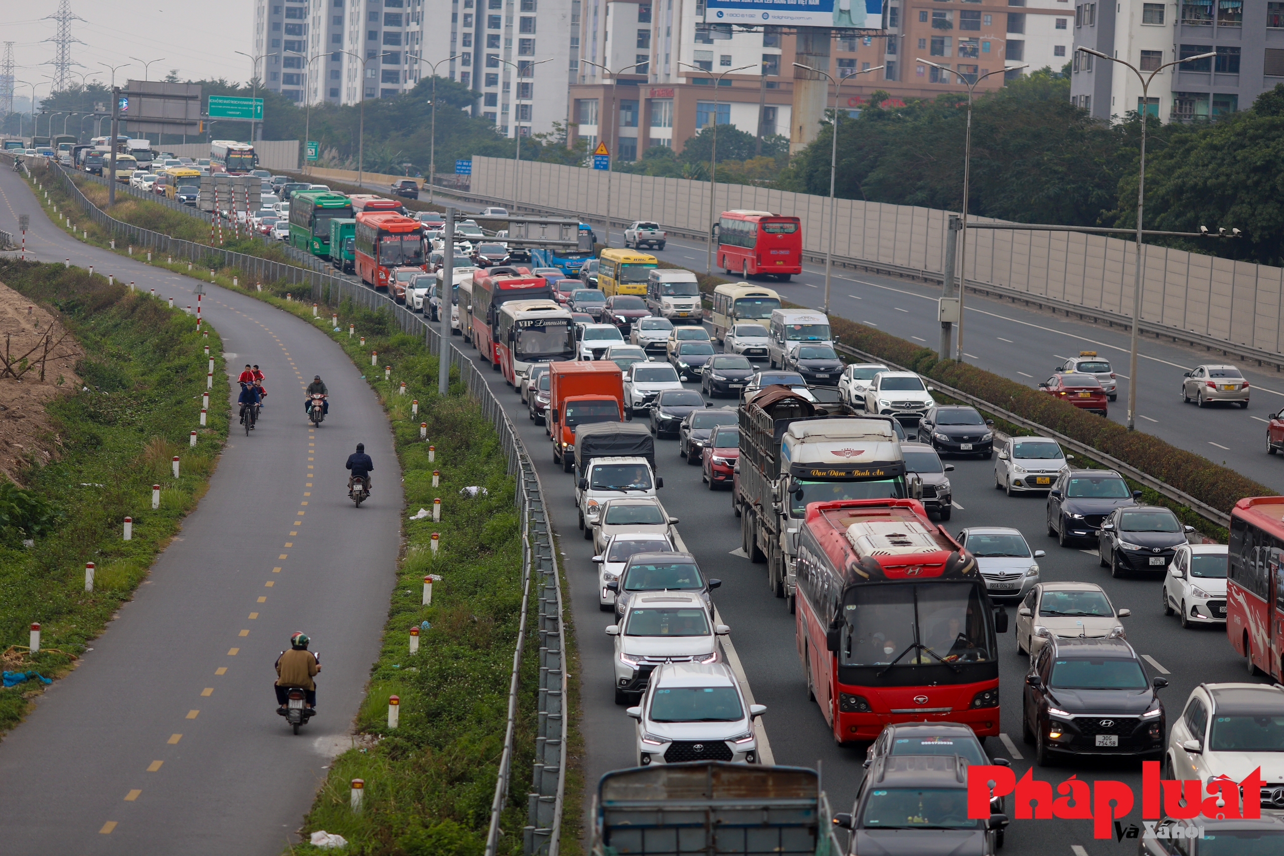 Hà Nội: Ùn tắc kéo dài, xe trả khách ngay trên cao tốc ngày cuối nghỉ Tết Dương lịch 2023