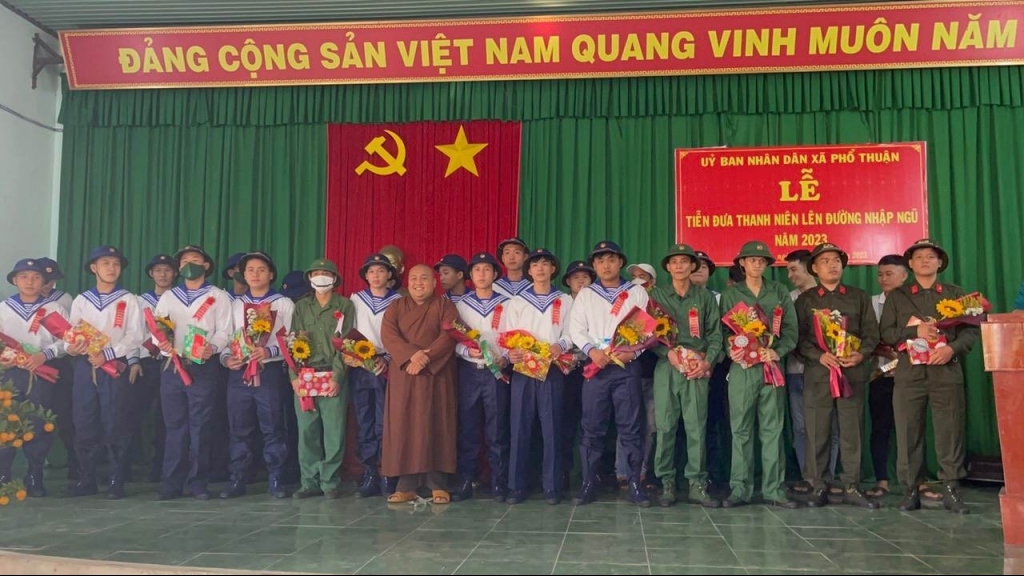 Tặng quà cho thanh niên lên đường nhập ngũ năm 2023