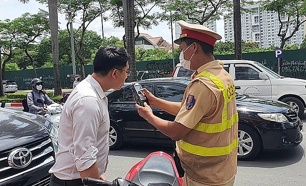 cảnh sát giao thông sẽ tiến hành đo nồng độ cồn của người tham gia giao thông